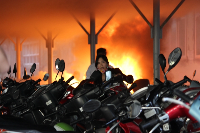 Ch&aacute;y lớn b&ecirc;n cạnh điểm thi Đại học Quốc gia H&agrave; Nội