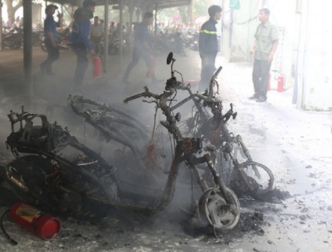 Những chiếc xe bị thi&ecirc;u rụi chỉ c&ograve;n trơ khung.