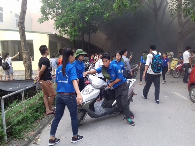 Di chuyển xe ra khỏi đ&aacute;m ch&aacute;y...