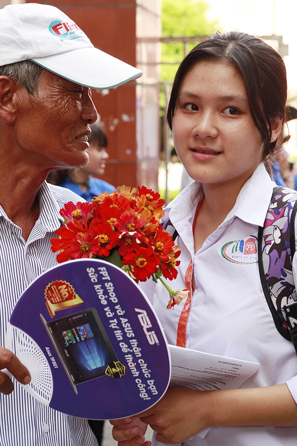 Em Nguyễn Hồng Nhung (học sinh trường THPT L&ecirc; Lợi - H&agrave; Đ&ocirc;ng) rất bất ngờ v&agrave; x&uacute;c động khi được &ocirc;ng ngoại tặng hoa.&nbsp;