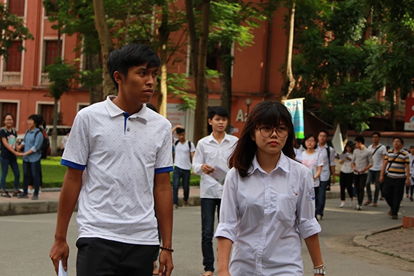 Nữ th&iacute; sinh x&uacute;c động khi được &ocirc;ng ngoại tặng hoa