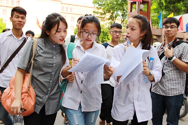 Tại điểm thi trường ĐH Thủy Lợi kh&ocirc;ng c&oacute; học sinh n&agrave;o ra trước giờ v&agrave; hẫu hết c&aacute;c em đều cho rằng đề