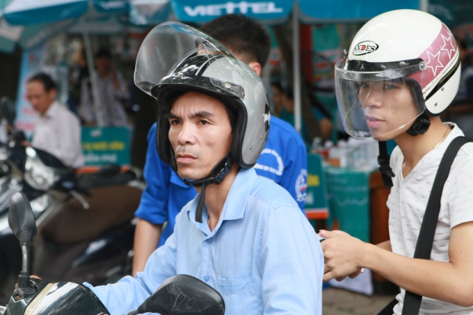 Khu&ocirc;n mặt lo lắng, căng thẳng lu&ocirc;n thường trực của phụ huynh c&oacute; con em tham dự kỳ thi THPT Quốc gia năm nay.