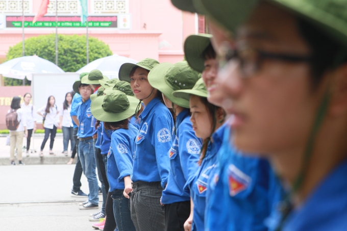 Lực lượng sinh vi&ecirc;n t&igrave;nh nguyện tiếp sức m&ugrave;a thi lu&ocirc;n sẵn s&agrave;ng hỗ trợ th&iacute; sinh v&agrave; người nh&agrave; th&iacute; sinh trong suốt qu&aacute; tr&igrave;nh diễn ra kỳ thi THPT Quốc gia.