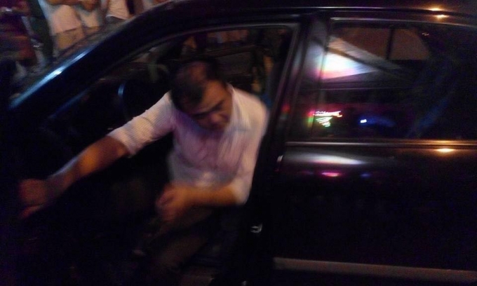 Nhiều nh&acirc;n chứng cho biết, sau khi xảy ra tai nạn, l&aacute;i xe trong t&igrave;nh trạng say rượu, rất kh&oacute; khăn khi bước ra khỏi xe.