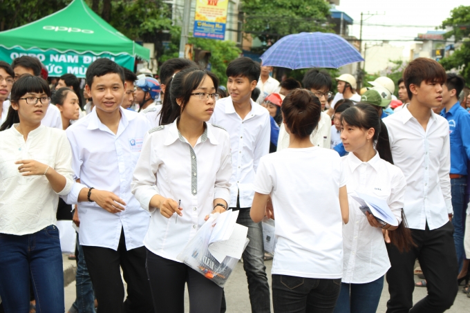 Chiều nay c&aacute;c th&iacute; sinh tiếp tục dự thi m&ocirc;n Vật L&yacute;.