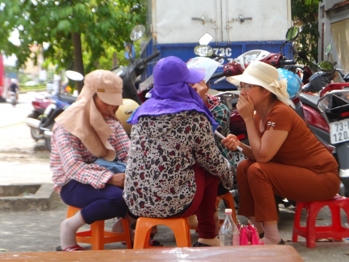 C&aacute;c b&agrave; mẹ bỗng dưng trở n&ecirc;n th&acirc;n thiết khi ngồi chuyện tr&ograve; trong suốt ba tiếng đồng hồ đợi con.