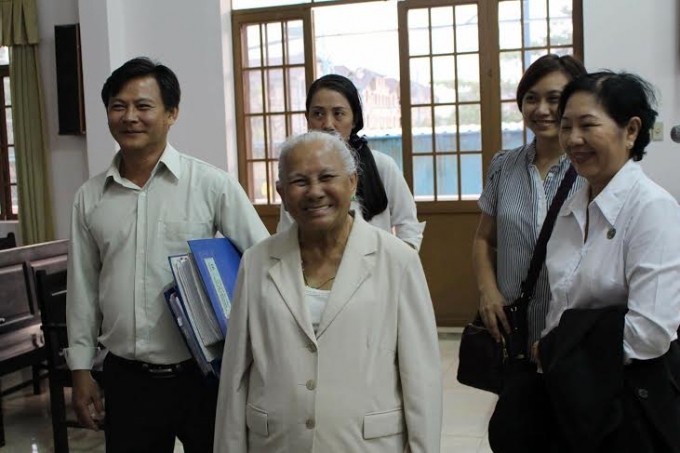 Gia đ&igrave;nh b&agrave; Trường vui mừng khi được thắng kiện.