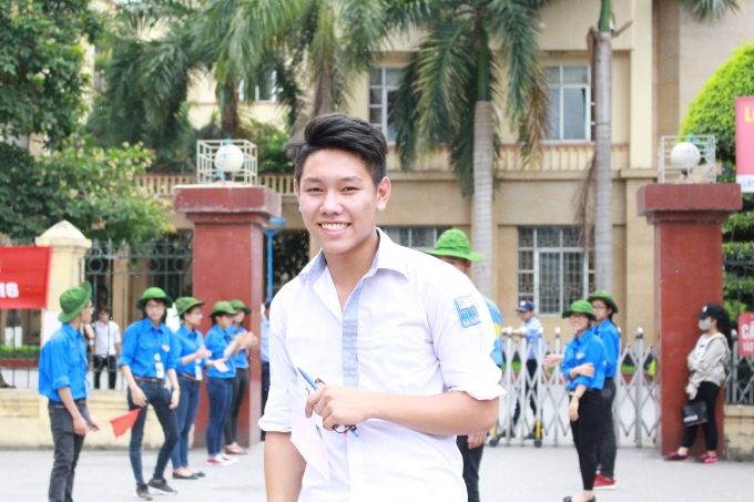 C&aacute;c em đều đ&aacute;nh gi&aacute; đề Văn kh&aacute; dễ v&agrave; c&oacute; t&iacute;nh li&ecirc;n hệ thực tế cao. Ảnh: Thu Hường