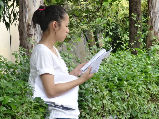 Chuẩn bị cho m&ocirc;n thi chiều 2/7, th&iacute; sinh vẫn cố gắng &ocirc;n luyện d&ugrave; thời gian v&agrave;o ph&ograve;ng thi đ&atilde; s&aacute;t giờ.