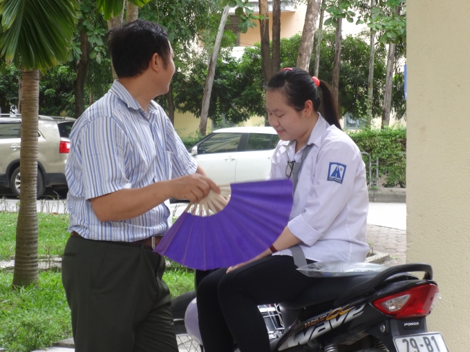 Trước khi v&agrave;o ph&ograve;ng thi dự thi m&ocirc;n Vật L&yacute;, 2 bố con tr&ograve; chuyện, chia sẻ về b&agrave;i thi m&ocirc;n Ngữ Văn s&aacute;ng 2/7.