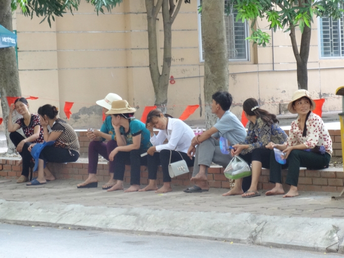 Nỗi lo lắng, hồi hộp chờ con l&agrave;m b&agrave;i thi khiến nhiều phụ huynh trở n&ecirc;n mệt mỏi.