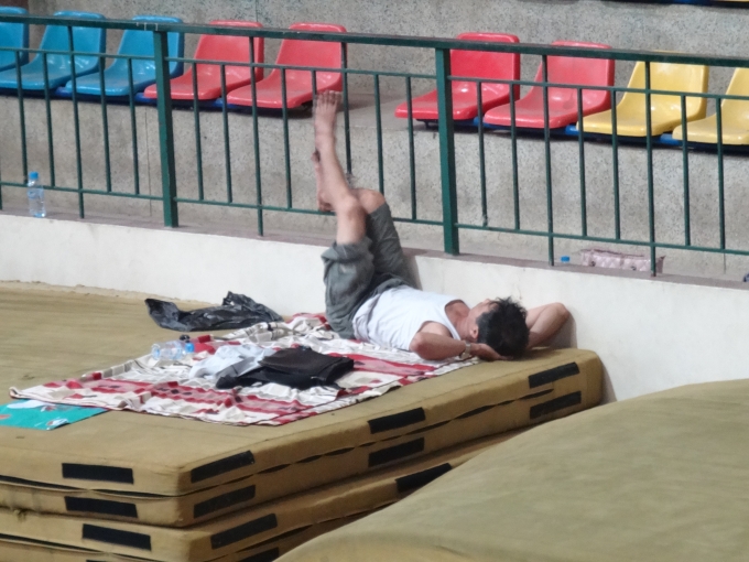 Mệt mỏi với thời gian 3 tiếng đợi con l&agrave;m b&agrave;i thi, người đ&agrave;n &ocirc;ng n&agrave;y, quyết định