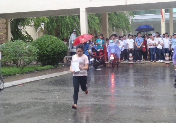 Th&iacute; sinh ở H&agrave; Nội, kết th&uacute;c ng&agrave;y thi thứ 2 dưới trời mưa.