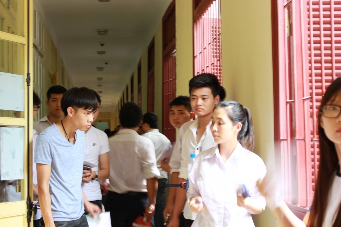 Ngay từ 1h30 ph&uacute;t c&aacute;c th&iacute; sinh đ&atilde; c&oacute; mặt tại c&aacute;c ph&ograve;ng thi chuẩn bị cho c&ocirc;ng t&aacute;c l&agrave;m b&agrave;i thi.