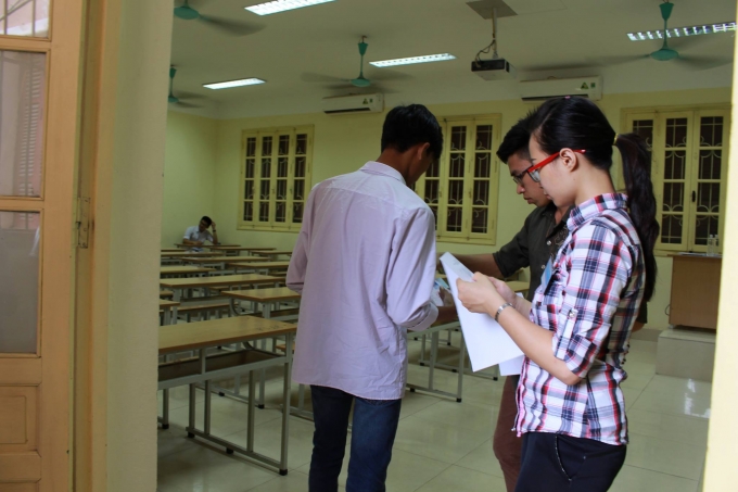 C&aacute;c th&iacute; sinh được gọi t&ecirc;n, kiểm tra thẻ dự thi, CMND trước khi v&agrave;o ph&ograve;ng thi.