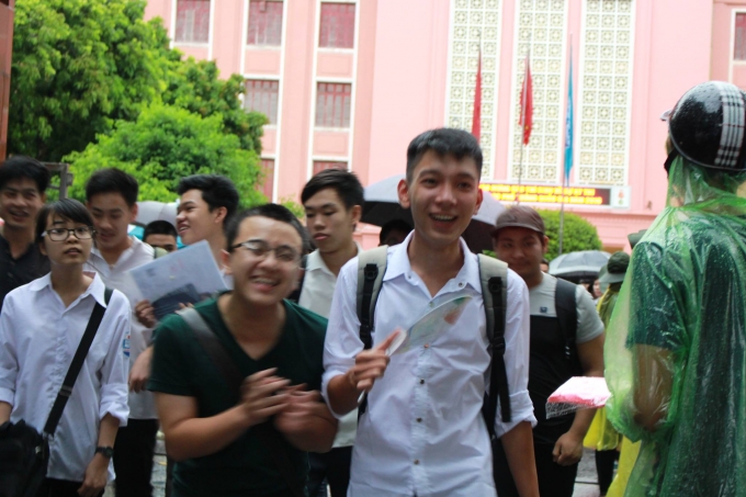 Sau 90 ph&uacute;t, c&aacute;c th&iacute; sinh kết th&uacute;c m&ocirc;n thi thứ 4. Theo nhận định của c&aacute;c em, đề thi năm nay c&oacute; t&iacute;nh ph&acirc;n h&oacute;a th&iacute; sinh cao.&nbsp;