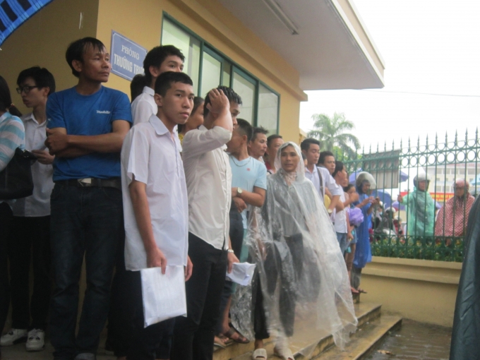 Kỳ thi THPT Quốc Gia: Phụ huynh đội mưa đứng chờ c&aacute;c sỹ tử trong lo &acirc;u