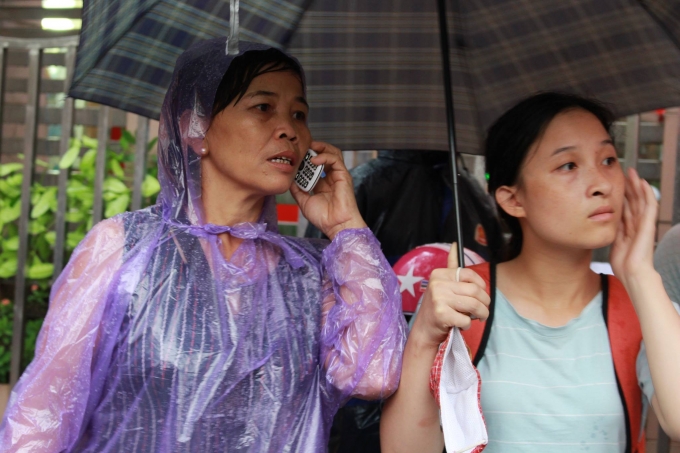 Cơn mưa chiều bất chợt khiến cả phụ huynh v&agrave; th&iacute; sinh th&ecirc;m