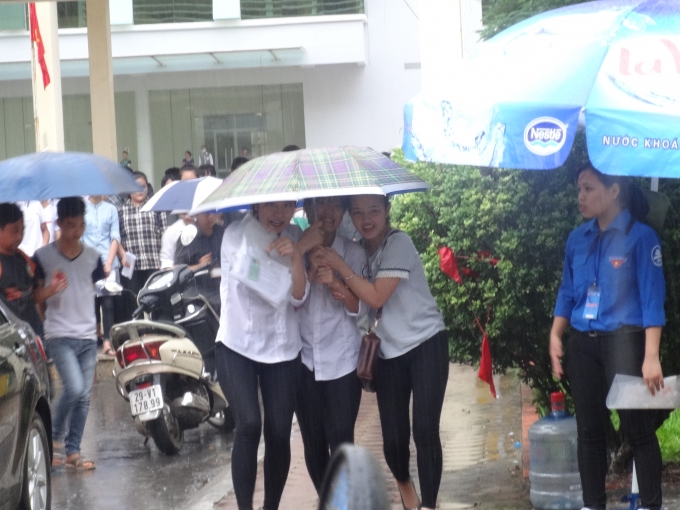 Cơn mưa chiều khiến c&aacute;c bạn th&iacute; sinh th&ecirc;m vất vả.