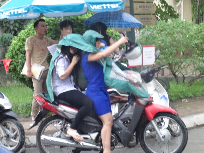 V&agrave; cả phụ huynh đi đ&oacute;n con cũng th&ecirc;m phần