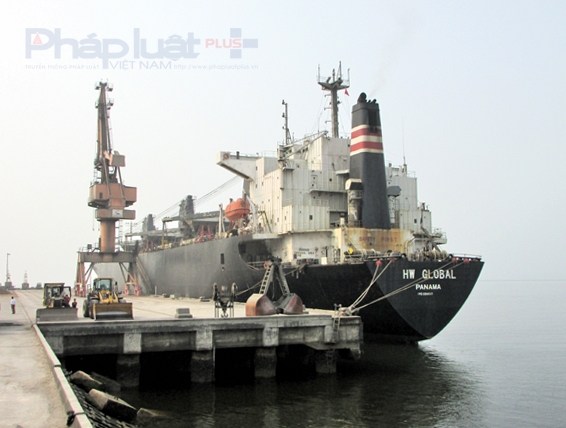 Hệ thống cảng biển nước s&acirc;u trong KKT Nghi Sơn l&agrave; một thuận lợi lớn trong giao thương h&agrave;ng h&oacute;a đường biển. (Ảnh: A.Thắng)