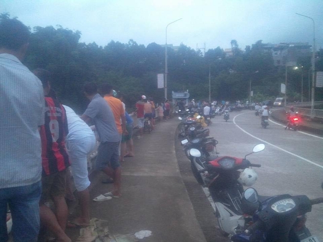 Đ&ocirc;ng đảo người d&acirc;n sinh sống gần khu vực theo d&otilde;i việc t&igrave;m kiếm.