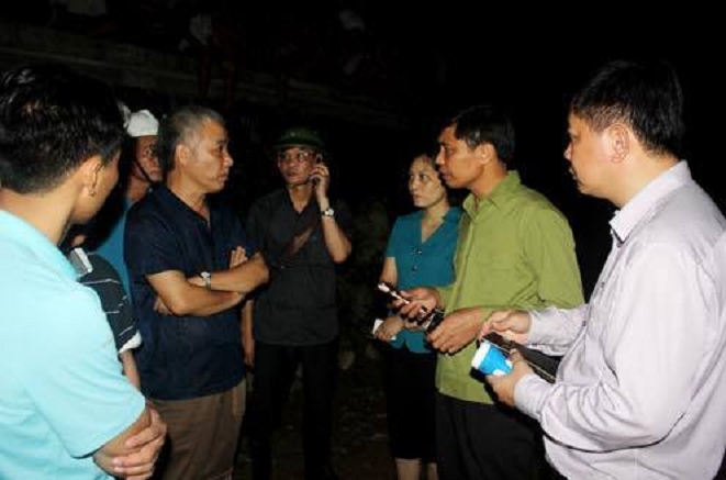 L&atilde;nh đạo UBND tỉnh Quảng Ninh v&agrave; B&iacute; thư huyện B&igrave;nh Li&ecirc;u c&oacute; mặt tại hiện trường chỉ đạo c&ocirc;ng t&aacute;c t&igrave;m kiếm.