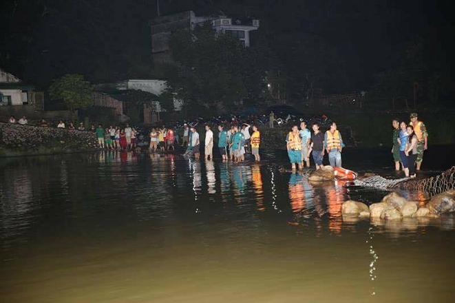 Lưới chắn tại c&aacute;c d&ograve;ng chảy được thiết lập phục vụ c&ocirc;ng t&aacute;c t&igrave;m kiếm.