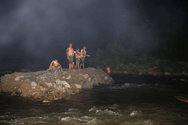 Trắng đ&ecirc;m t&igrave;m kiếm 3 sinh vi&ecirc;n trường ĐH Ngoại Thương mất t&iacute;ch do mưa lũ