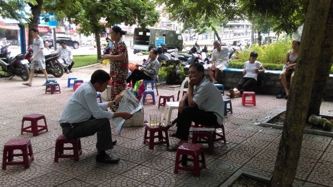 L&aacute;c đ&aacute;c phụ huynh ngồi chờ con, em m&igrave;nh đang thi m&ocirc;n Địa L&yacute;. C&oacute; thể thấy rằng lượng th&iacute; sinh tại điểm thi trường ĐH Thủy Lợi h&ocirc;m nay giảm đ&aacute;ng kể.