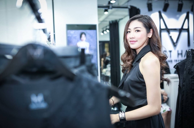 Được biết NTK Trang Trang Trần l&agrave; một người em kh&aacute; th&acirc;n thiết đối với &aacute; hậu T&uacute; Anh, Trang Trang Trần cũng l&agrave; người thường gi&uacute;p T&uacute; Anh c&oacute; những bộ đồ đẹp v&agrave; nổi bật tại những sự kiện thời trang quan trong.