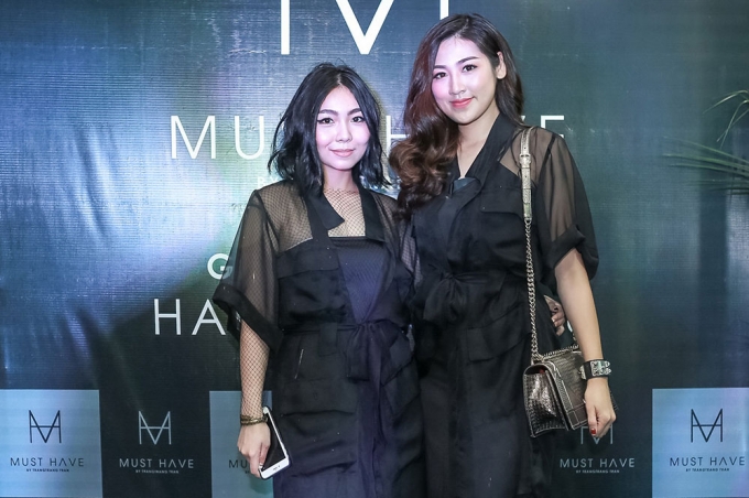 Đến dự khai trương cửa h&agrave;ng của em m&igrave;nh T&uacute; Anh diện bộ đồ đến l&ocirc;i cuốn v&agrave; huyền b&iacute;, với khu&ocirc;n mặt khả &aacute;i c&ocirc; lu&ocirc;n l&agrave; t&acirc;m điểm của sự ch&uacute; &yacute; trong suốt thời gian xuất hiện tại sự kiện.