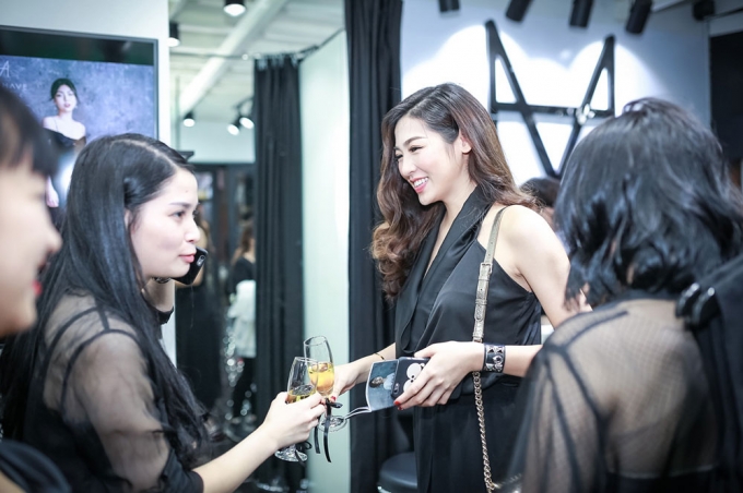 Lu&ocirc;n g&acirc;y ấn tượng với những người xung quanh bời vẻ đẹp ng&agrave;y c&agrave;ng trẻ trung v&agrave; quyến rũ.