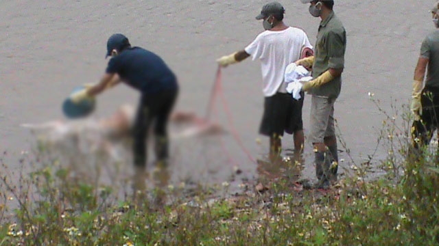 Thi thể c&ocirc; g&aacute;i&nbsp;đ&atilde;&nbsp;được người d&acirc;n k&eacute;o v&agrave;o bờ.