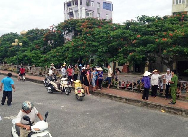 Những người d&acirc;n tập trung tại đoạn t&igrave;m được thi thể c&ocirc; g&aacute;i.