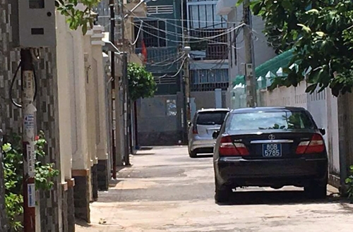 Xe Bộ C&ocirc;ng an kh&aacute;m x&eacute;t nh&agrave; c&aacute;c nghi can.