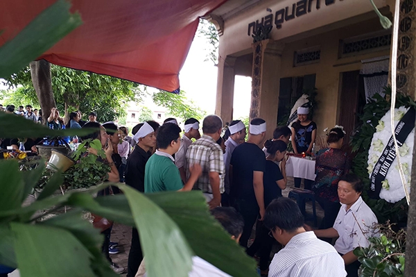 Em Ngọc em g&aacute;i Ng&acirc;n n&eacute;n đau thương đứng chịu tang chị g&aacute;i thay cha mẹ.