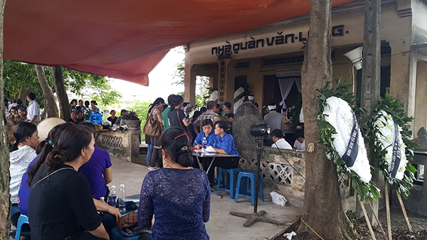 Rất đ&ocirc;ng bạn b&egrave;, người th&acirc;n, thầy c&ocirc; đến tiễn đưa c&ocirc; sinh vi&ecirc;n xấu số về nơi an nghỉ cuối c&ugrave;ng.