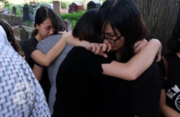 Bạn b&egrave; Ng&acirc;n vẫn chưa hết b&agrave;ng ho&agrave;ng trước sự ra đi đột ngột của c&ocirc; bạn nh&iacute; nhảnh, h&ograve;a đồng. (ảnh: Afamily)