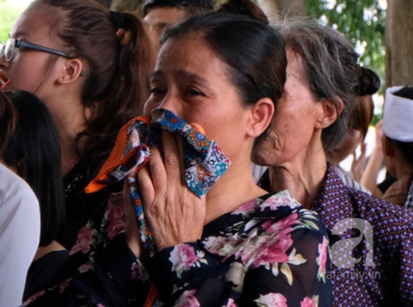 Những người h&agrave;ng x&oacute;m đ&atilde; kh&ocirc;ng cầm được nước mắt bởi sự ra đi đột ngột của Ng&acirc;n. (ảnh: Afamily).