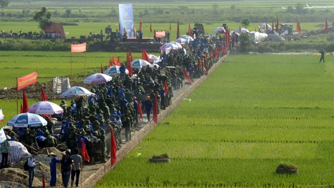 Việc huy động 1.000 thanh ni&ecirc;n t&igrave;nh nguyện để l&agrave;m đoạn đường 700 m v&agrave; ti&ecirc;u tốn 1,5 tỷ đồng từng g&acirc;y bức x&uacute;c v&agrave;o năm 2013 (Ảnh: Tuổi trẻ).