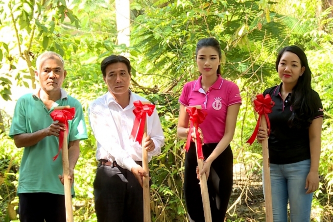 Hoa hậu Việt Nam 2016: Trấn Th&agrave;nh &ocirc;m chầm th&iacute; sinh giống Hoa hậu Nguyễn Thị Huyền để tỏ l&ograve;ng ngưỡng mộ