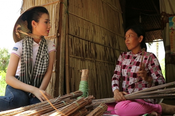 Hoa hậu Việt Nam 2016: Trấn Th&agrave;nh &ocirc;m chầm th&iacute; sinh giống Hoa hậu Nguyễn Thị Huyền để tỏ l&ograve;ng ngưỡng mộ