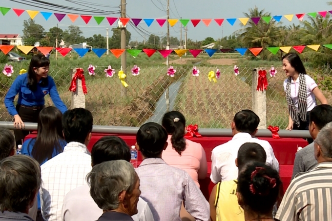 Hoa hậu Việt Nam 2016: Trấn Th&agrave;nh &ocirc;m chầm th&iacute; sinh giống Hoa hậu Nguyễn Thị Huyền để tỏ l&ograve;ng ngưỡng mộ