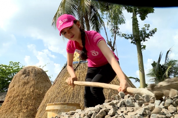 Hoa hậu Việt Nam 2016: Trấn Th&agrave;nh &ocirc;m chầm th&iacute; sinh giống Hoa hậu Nguyễn Thị Huyền để tỏ l&ograve;ng ngưỡng mộ