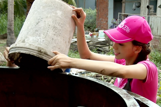 Hoa hậu Việt Nam 2016: Trấn Th&agrave;nh &ocirc;m chầm th&iacute; sinh giống Hoa hậu Nguyễn Thị Huyền để tỏ l&ograve;ng ngưỡng mộ