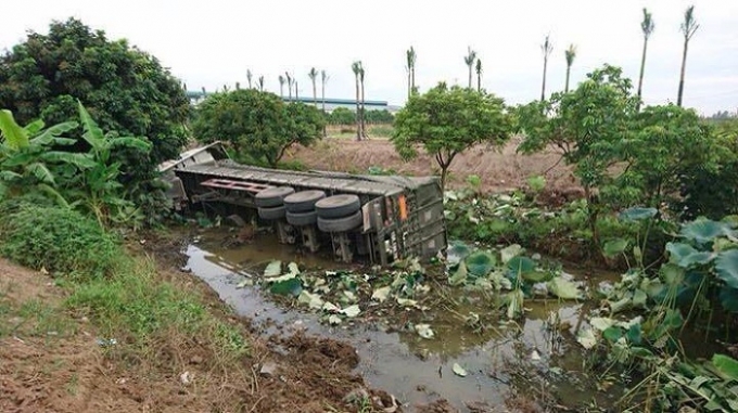 Hiện trường vụ tai nạn xe container h&uacute;c bay cột mốc, phi thẳng xuống mương.