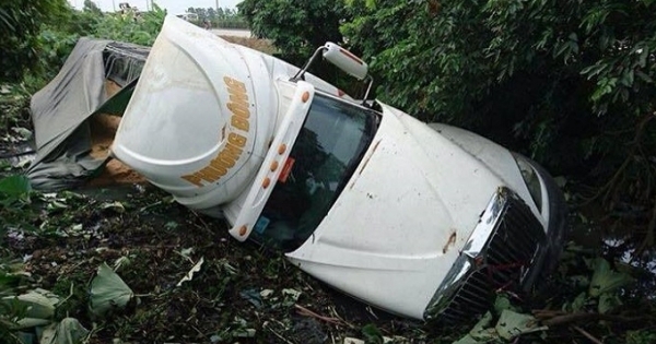 "Hú vía" với container húc "bay" cột mốc, phi thẳng xuống mương nước