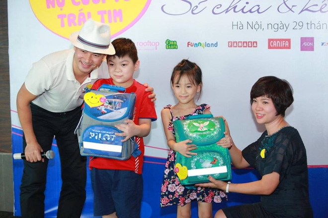 Nghệ sĩ Xu&acirc;n Bắc mang &ldquo;Nụ cười tr&aacute;i tim&rdquo; đến 2 trẻ em dị tật bẩm sinh tr&ecirc;n mặt.